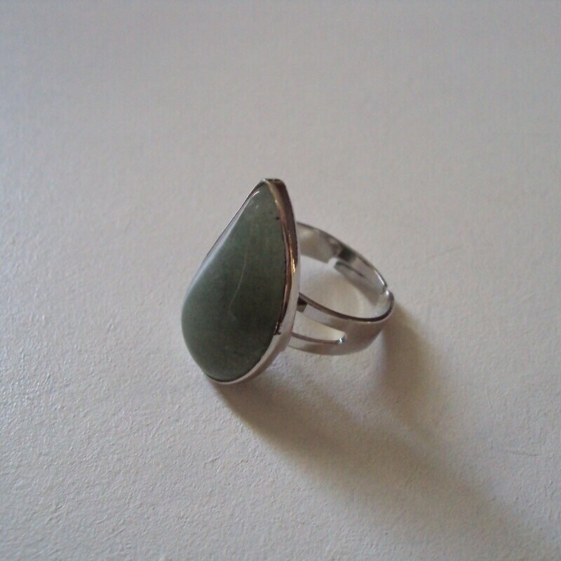 Bague avec pierre fine naturelle aventurine, motif goutte, anneau ajustable, neuve