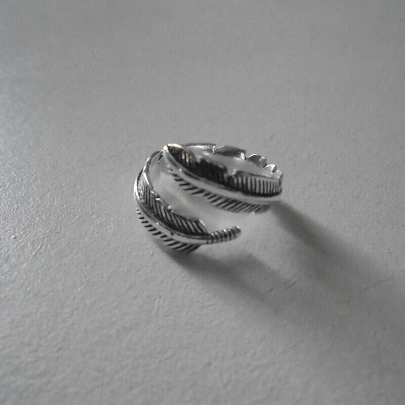 Bague plaqué argent finition argent antique, motif feuille stylisé, ajustable, neuve