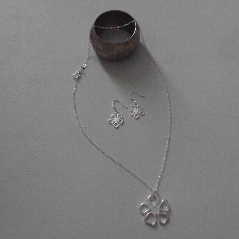 Pendentif et boucles d'oreilles motif fleur stylisé, plaqué argent sterling 925 rhodié, neufs