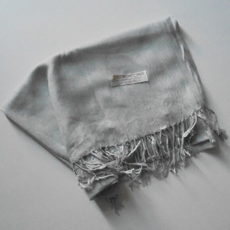 Echarpe wrap en pashmina et soie, couleur gris clair 60 cm sur 200 cm, neuve