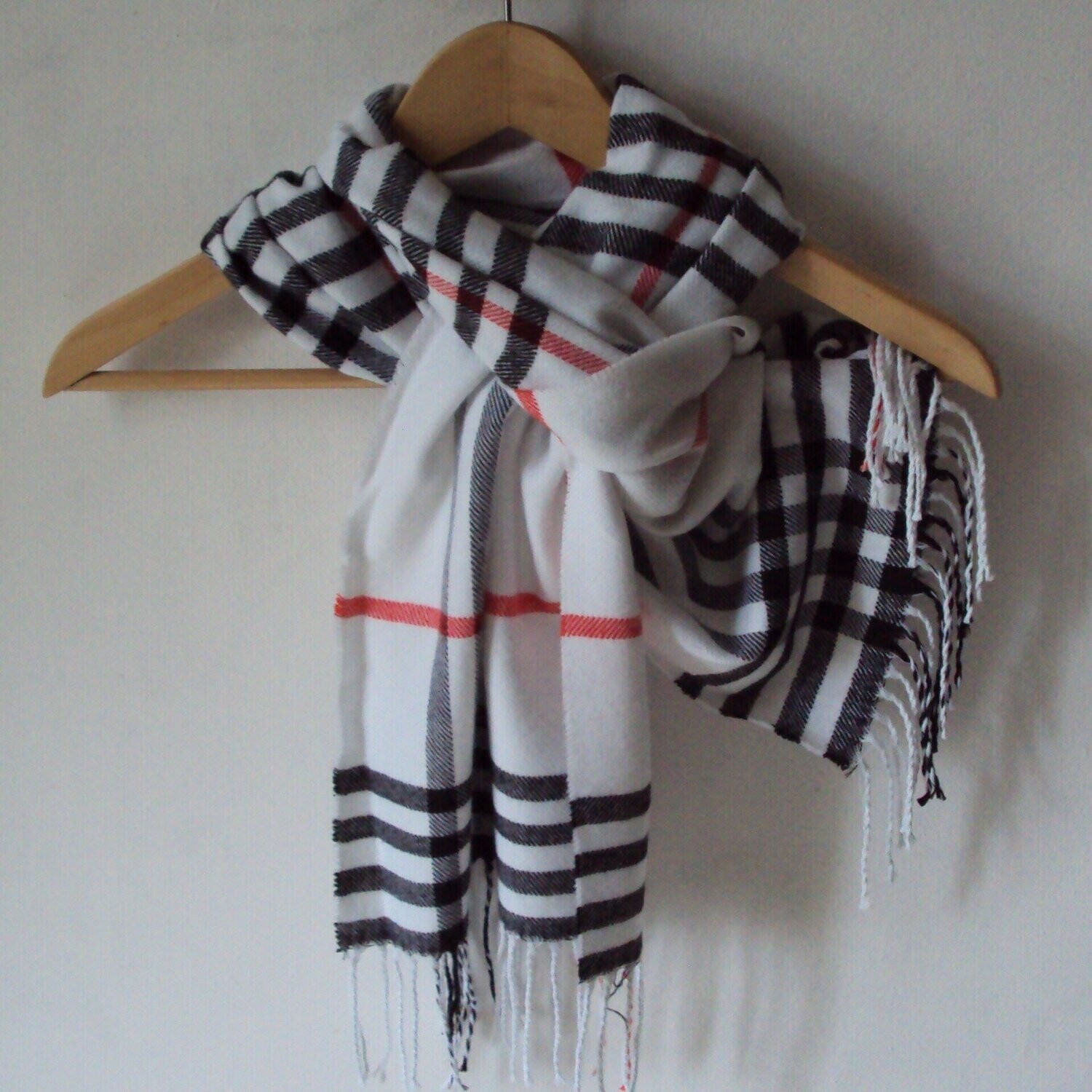 Echarpe en laine mélangée, motif tartan, couleurs blanc-noir-rouge, 30 cm sur 180 cm, neuve