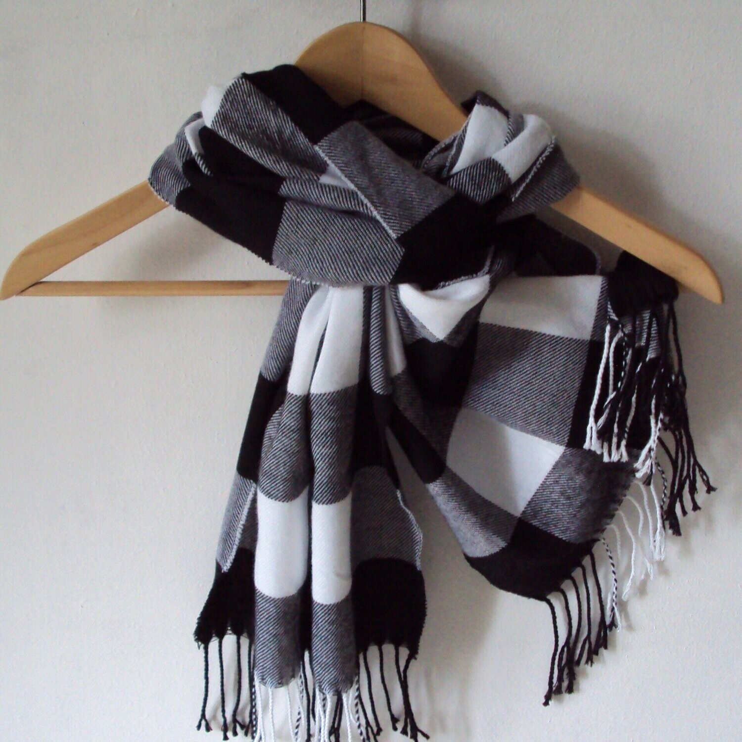 Echarpe en laine mélangée, motif tartan, couleurs noir-blanc-gris, 30 cm sur 180 cm, neuve