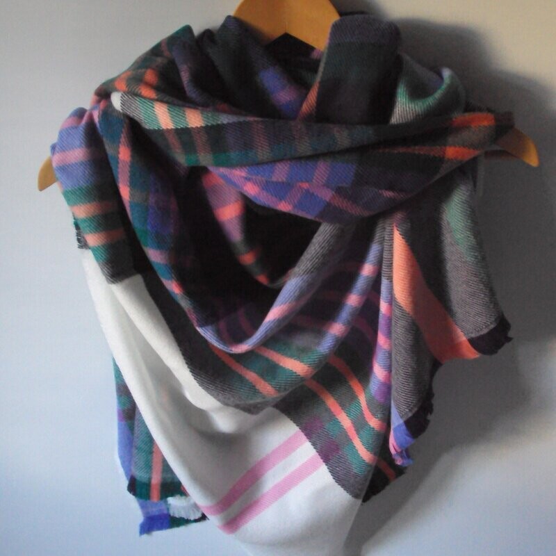 Grande écharpe en laine mélangée, motif tartan, couleurs rouge-noir-blanc-vert-gris, 30 cm sur 180 cm, neuve Grande écharpe en laine mélangée, motif tartan, couleurs rouge-noir-blanc-vert-gris, 30 cm sur 180 cm, neuve