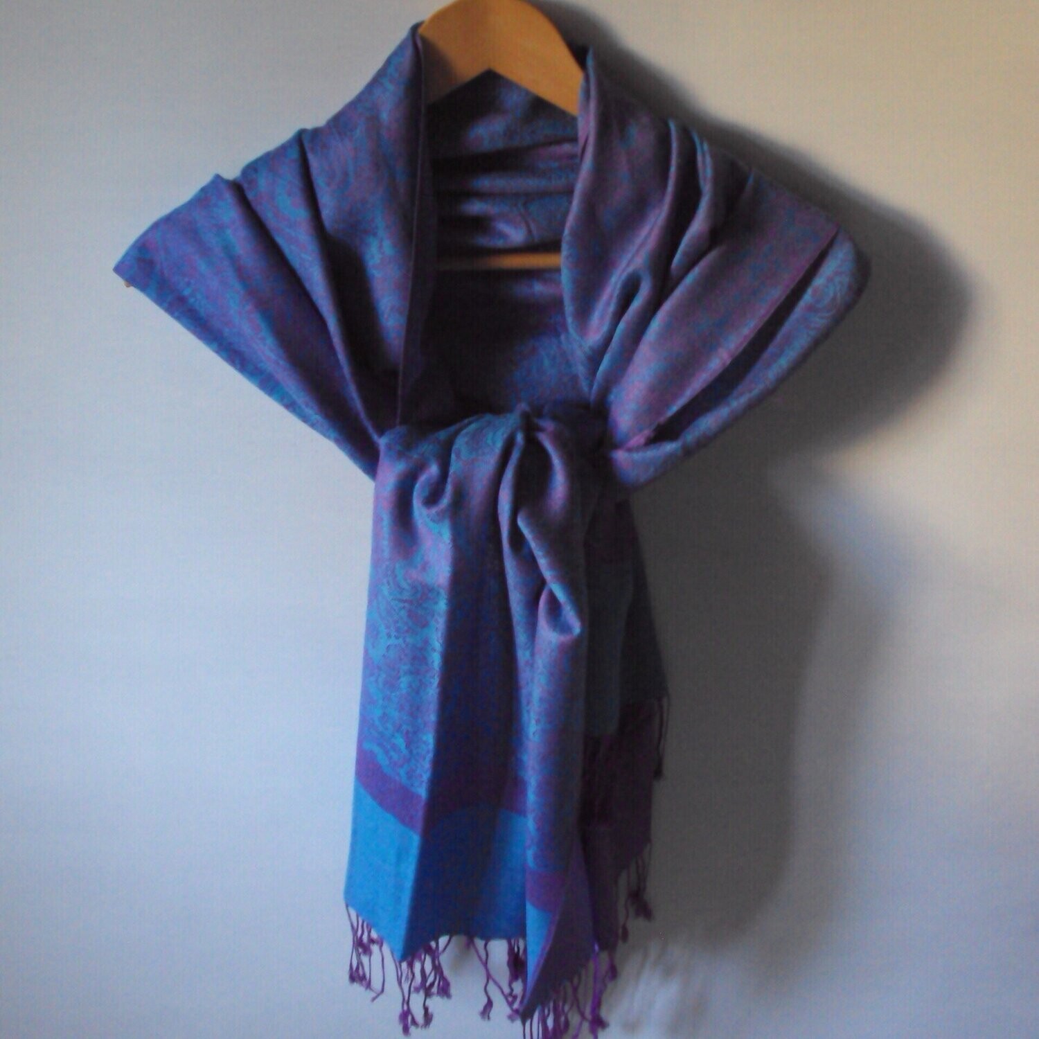 Echarpe wrap en pashmina et soie, motif paisley-cachemire, couleurs bleu/mauve, 60 cm sur 200 cm, neuve