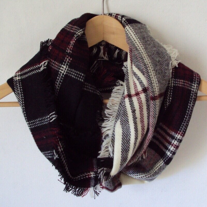 Echarpe modèle snood en laine mélangée, motif tartan, couleurs blanc-noir-rouge, 22 cm sur 60 cm, neuve
