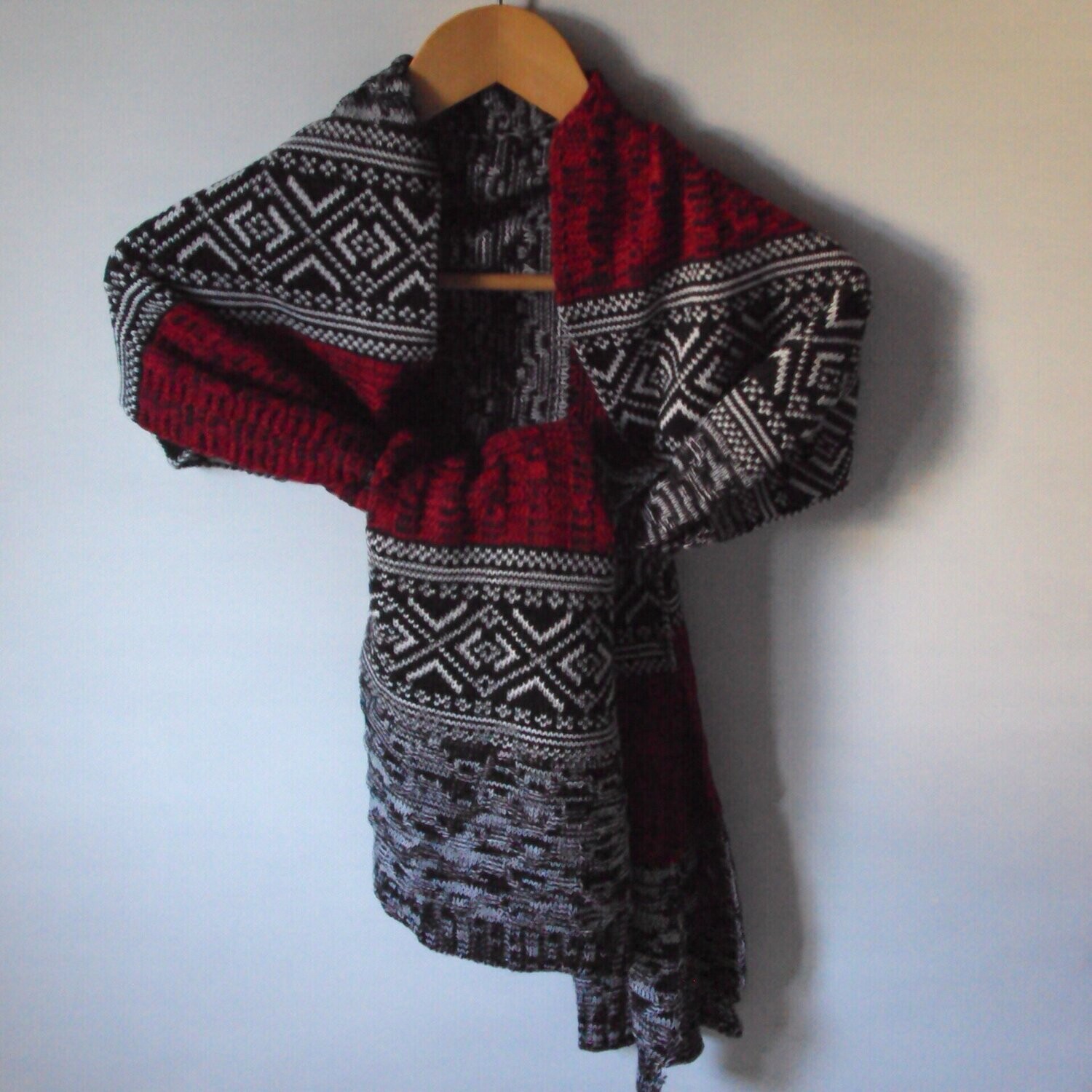 Grande écharpe en laine mélangée, motif jacquard et chiné, couleurs gris-blanc-rouge-noir, 32 cm sur 180 cm, neuve