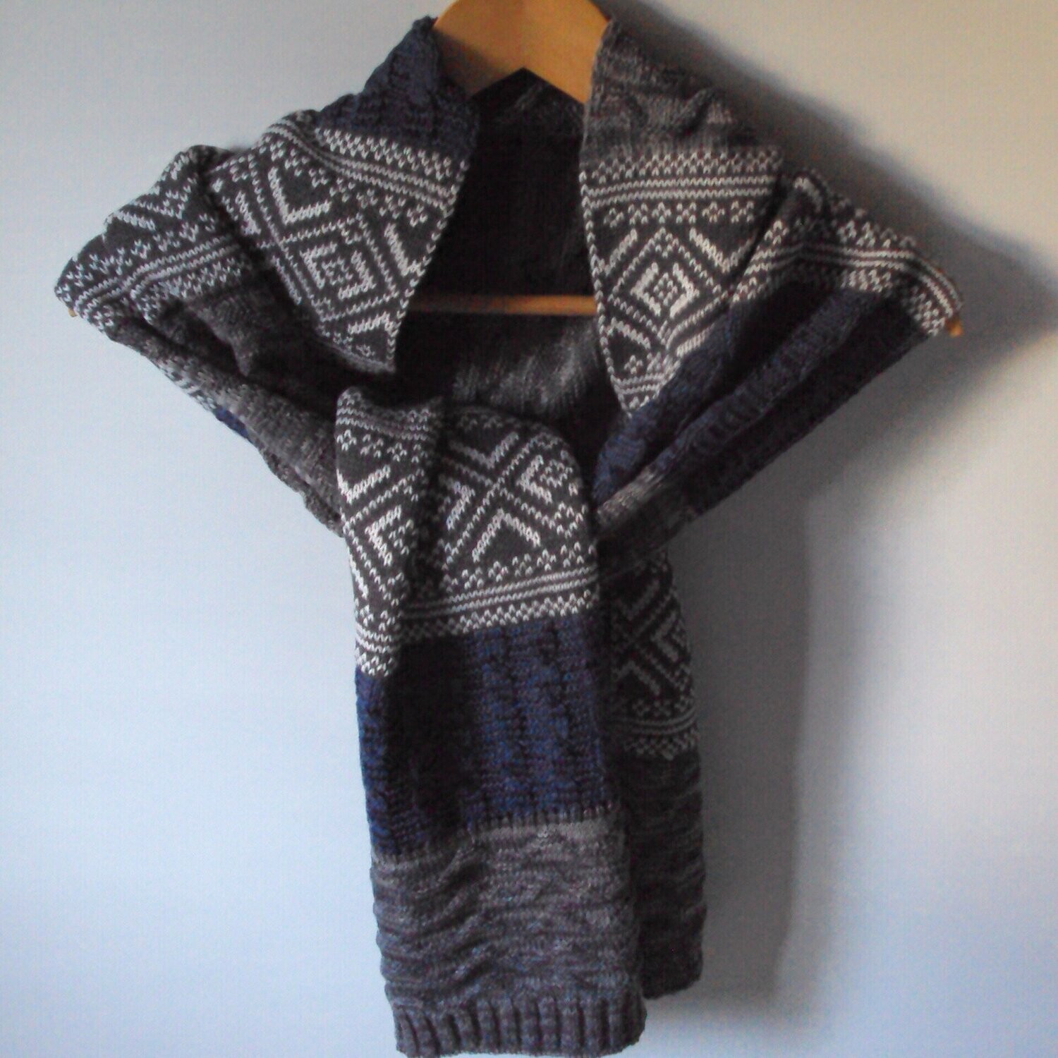Grande écharpe en laine mélangée, motif jacquard et chiné, couleurs gris-blanc-bleu-noir, 32 cm sur 180 cm, neuve