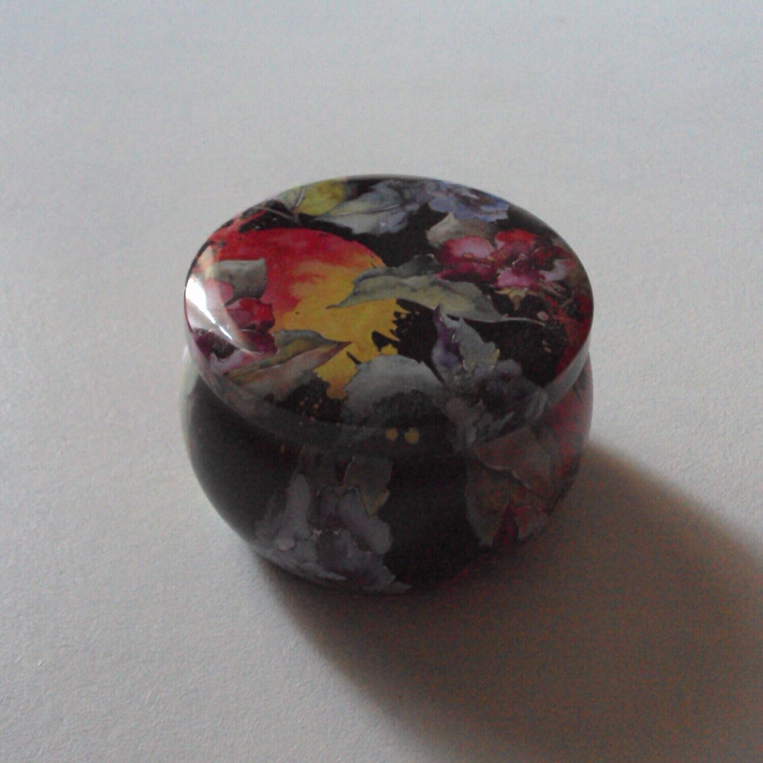 Boîte à bijoux ou autre en métal avec motif stylisé et couvercle , diam : 7 cm, hauteur de 4,5 cm, neuve