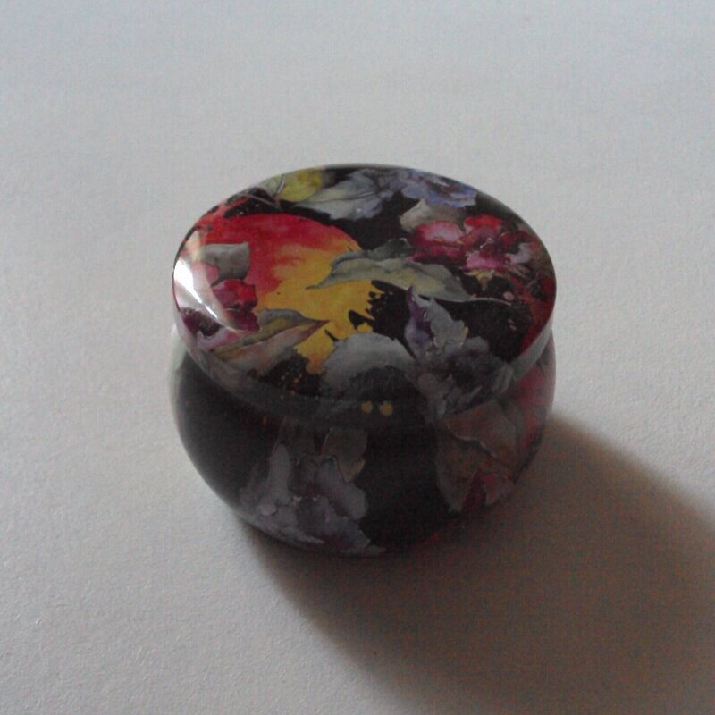 Boîte à bijoux ou autre en métal avec motif stylisé et couvercle , diam : 7 cm, hauteur de 4,5 cm, neuve