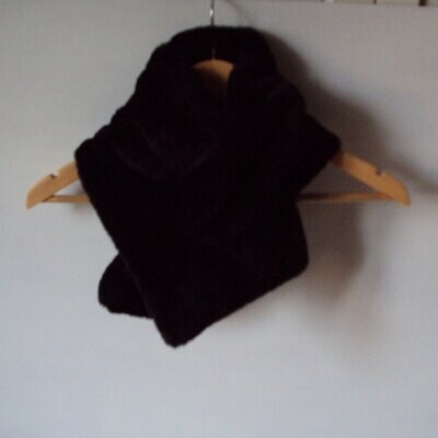 Echarpe en fausse fourrure, vegan, couleur noir soutenu, 20 cm sur 87 cm, neuve