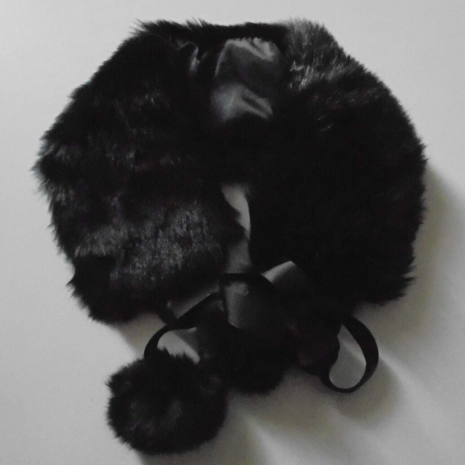 Col écharpe en fausse fourrure, vegan, couleur noir , avec rubans à nouer et pompons, 10 cm sur 60 cm, neuve