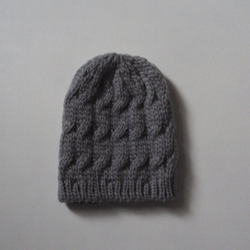 Bonnet automne-hiver, en mailles tricot fin, couleur rouge et motif fleur,  neuf