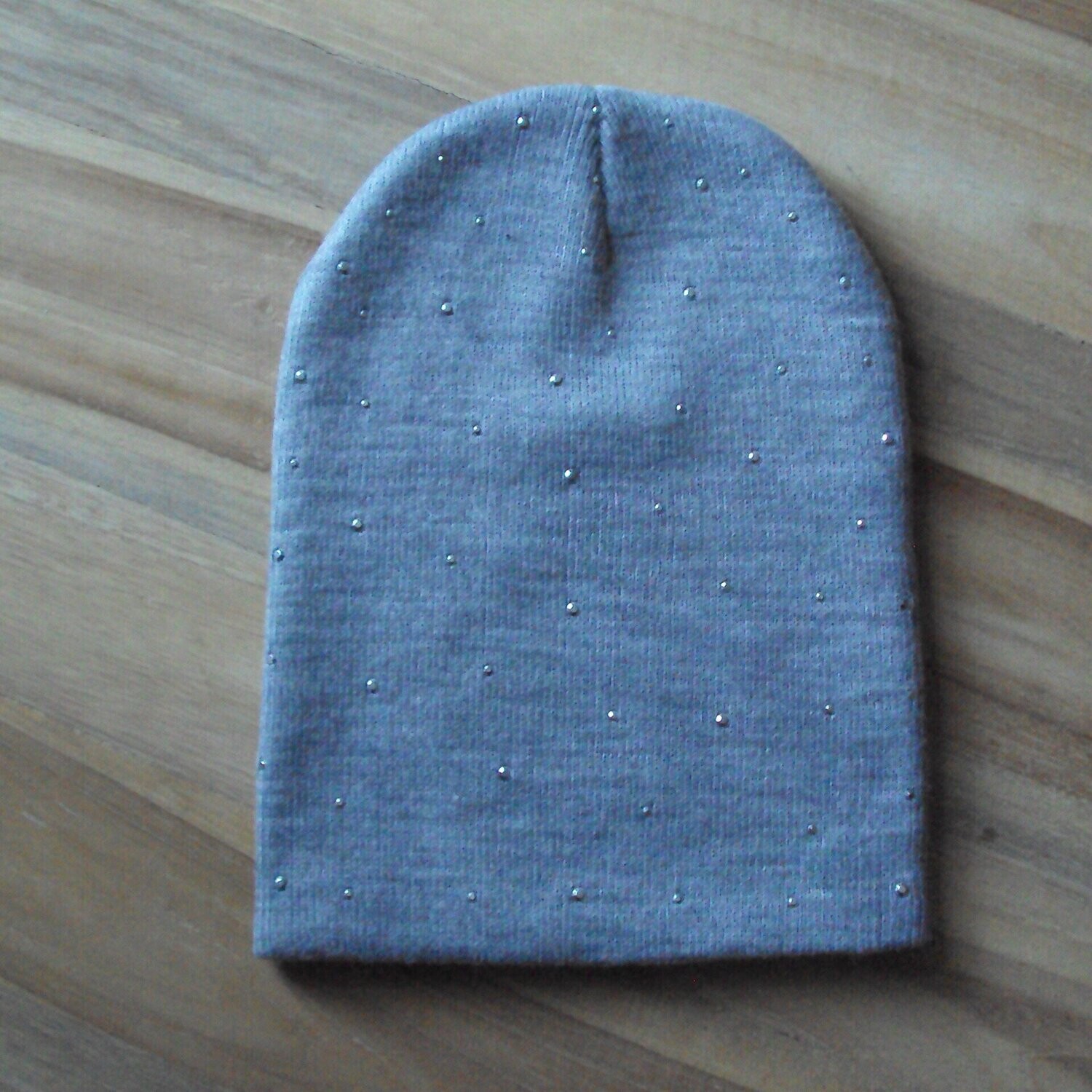 Bonnet automne-hiver, en mailles tricot fin, couleur gris clair et perles,  neuf