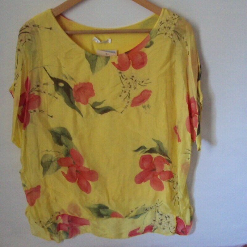 Blouse-haut été en viscose, fond couleur jaune avec motif fleur, TU, neuve Blouse-haut été en viscose, fond couleur jaune avec motif fleur, TU, neuve