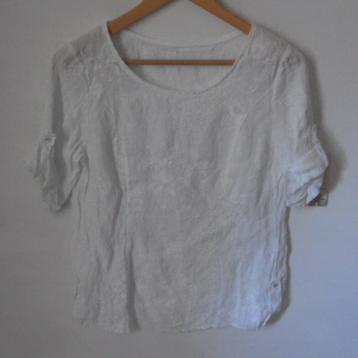 Blouse-haut été en lin blanc avec motif fleur stylisé brodé, TU, neuve