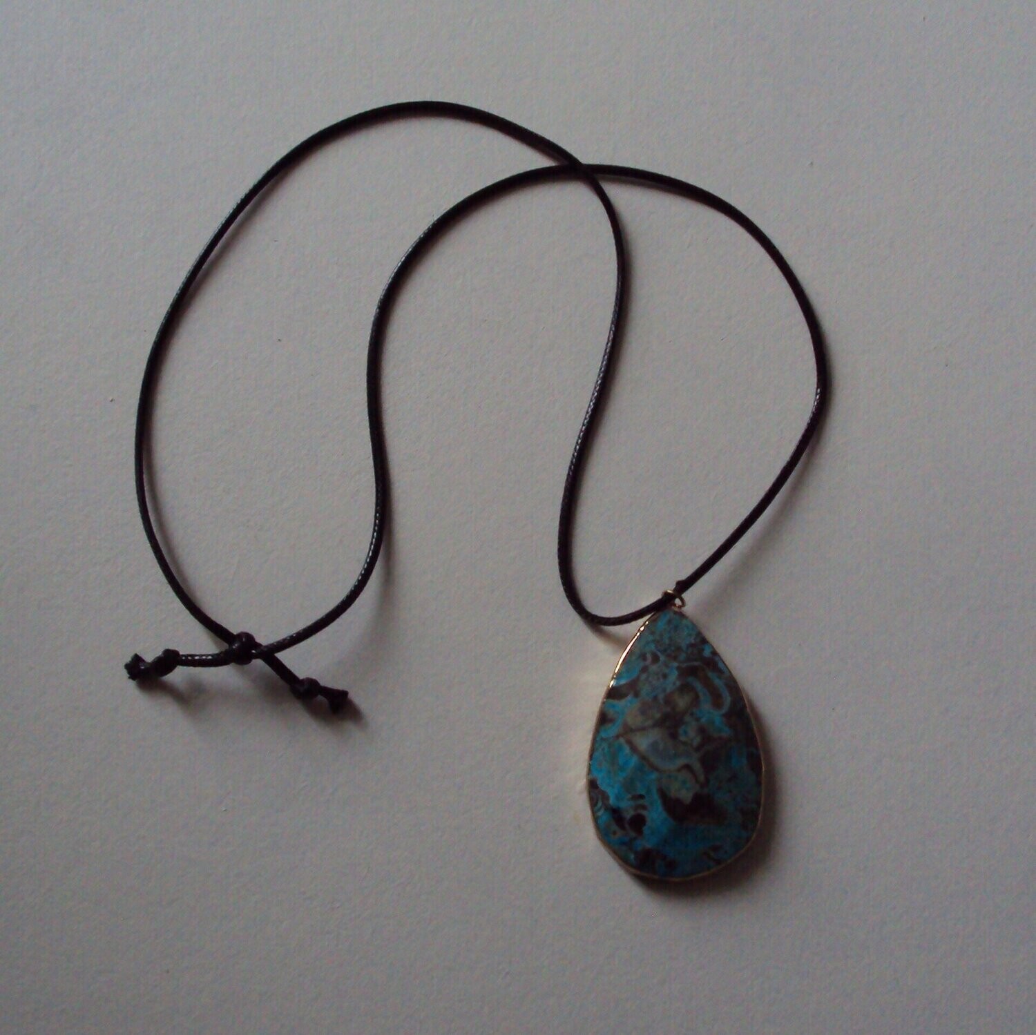 Pendentif handmade, en pierre fine naturelle jaspe sédimentaire bleu, et chaîne coton ciré 60 cm, neuf