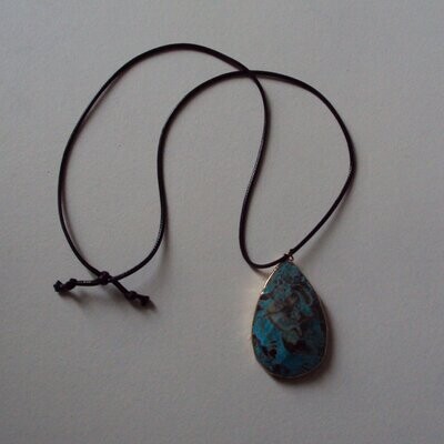 Pendentif handmade, en pierre fine naturelle jaspe sédimentaire bleu, et chaîne coton ciré 60 cm, neuf Pendentif handmade, en pierre fine naturelle jaspe sédimentaire bleu, et chaîne coton ciré 60 cm, neuf