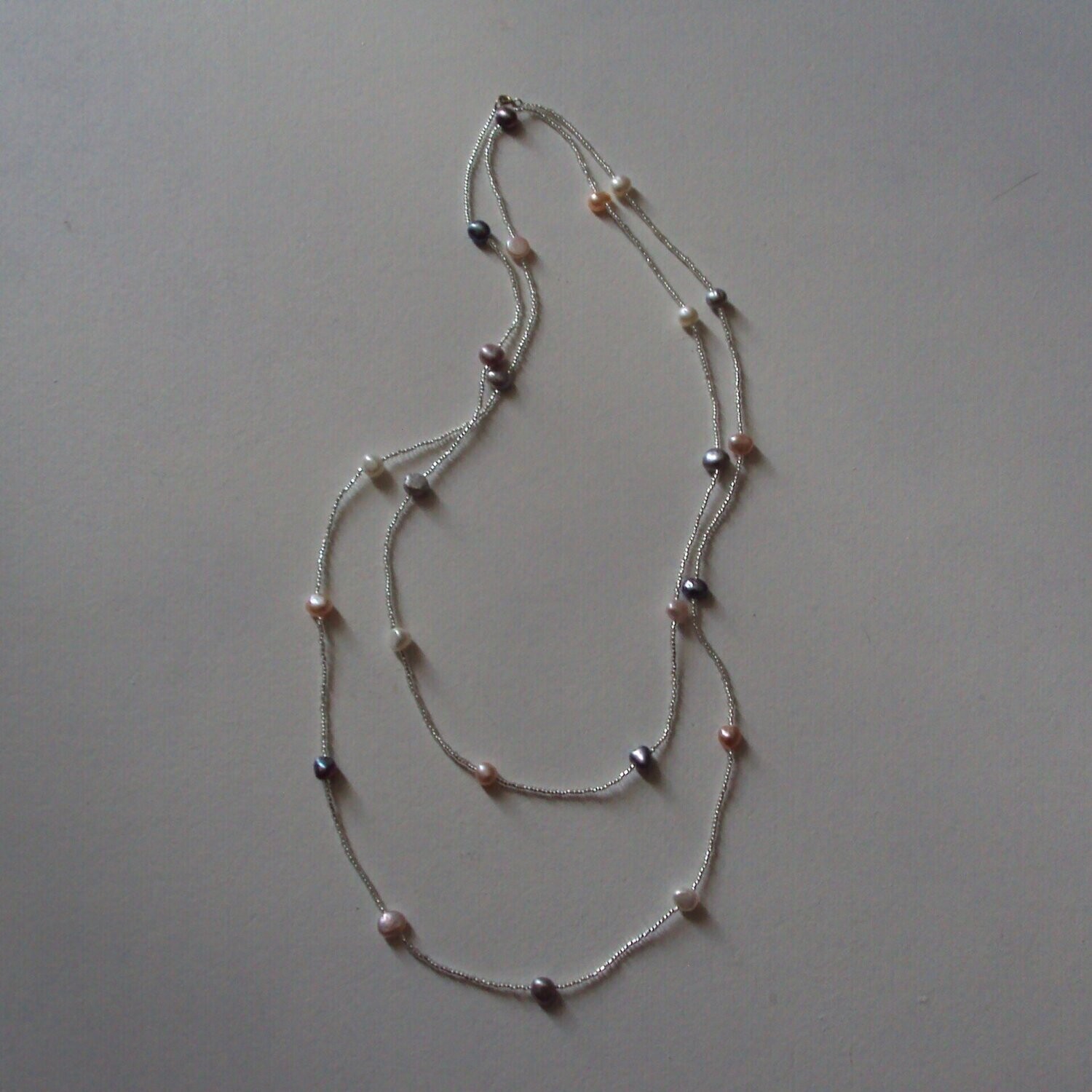 Sautoir natural chic,  handmade, avec véritables perles d'eau douce, 90 cm, neuf