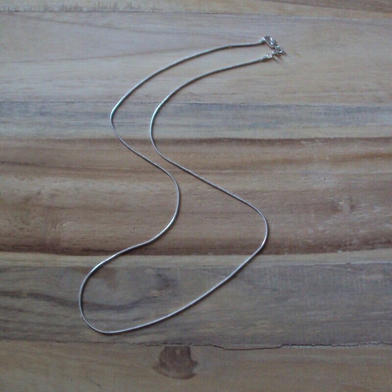Chaîne maille serpent fine 1 mm, alliage cuivre/zinc finition argent 925 rhodié, longueur : 60 cm, neuf