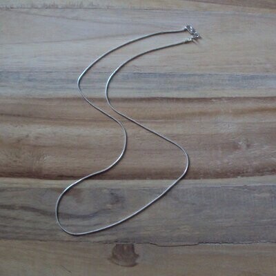 Chaîne maille serpent fine 1 mm, alliage cuivre/zinc finition argent 925 rhodié, longueur : 60 cm, neuf