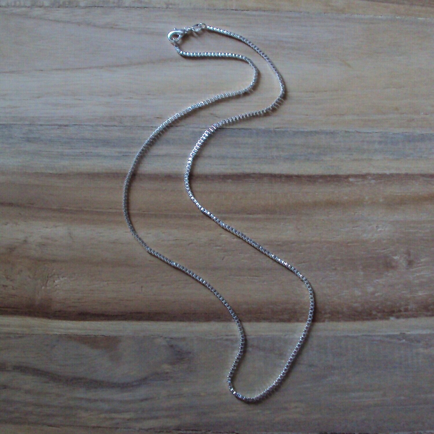 Chaîne modèle maille vénitienne 2 mm, alliage cuivre/zinc finition argent 925 rhodié, longueur : 60 cm, neuf