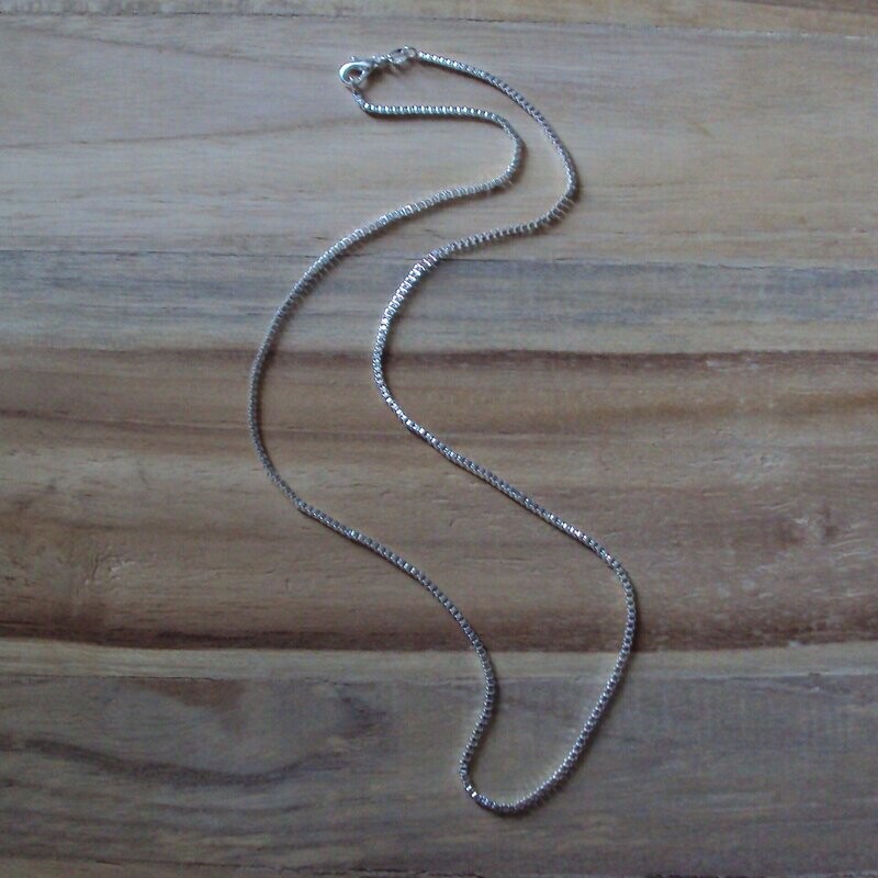 Chaîne modèle maille vénitienne 2 mm, alliage cuivre/zinc finition argent 925 rhodié, longueur : 60 cm, neuf