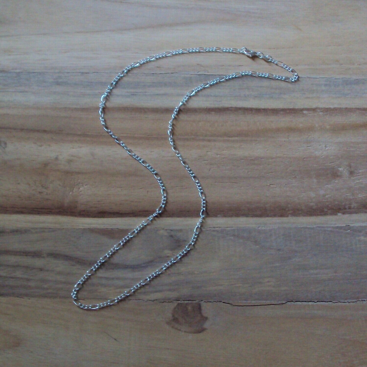 Chaîne modèle maille figaro 3 mm, alliage cuivre/zinc finition argent 925 rhodié, longueur : 60 cm, neuf