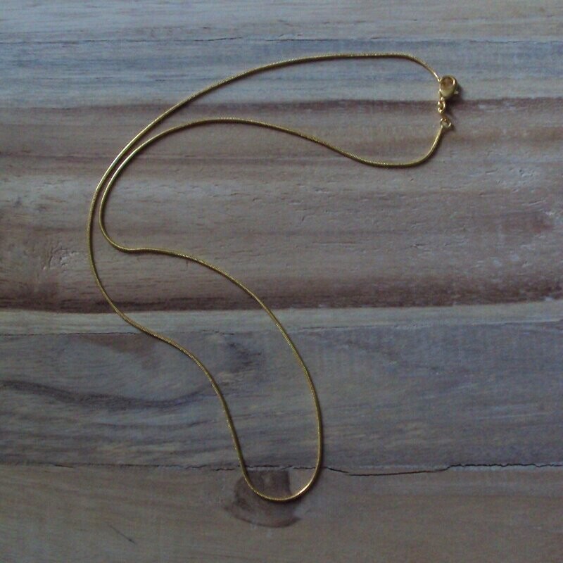 Chaîne modèle fine maille serpent 1mm, Chaîne modèle fine maille serpent 1mm, "goldfilled" 18 K, longueur : 60 cm, neuf - ? livraison gratuite -