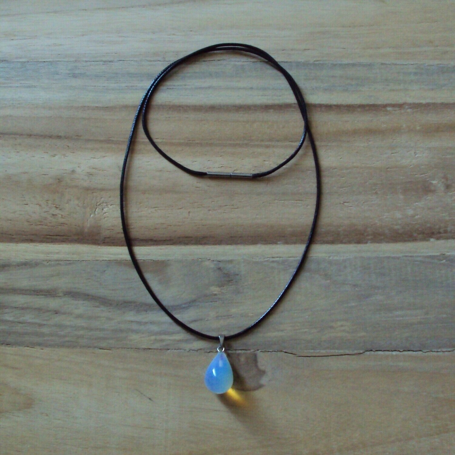 Pendentif handmade, perle en pierre fine naturelle opale de mer, 1,4 cm, et chaîne coton ciré 60 cm, neuf