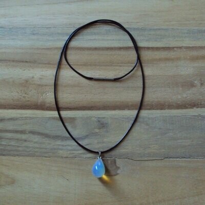 Pendentif handmade, perle en pierre fine naturelle opale de mer, 1,4 cm, et chaîne coton ciré 60 cm, neuf