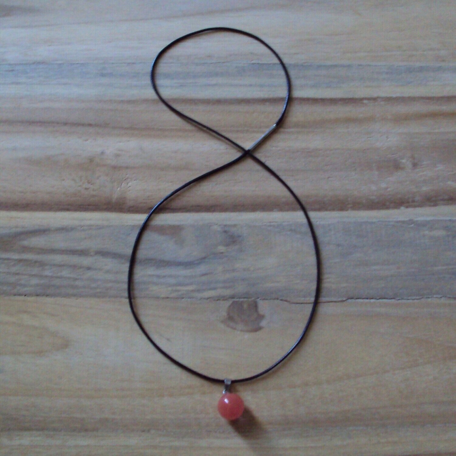 Pendentif handmade, perle en pierre fine naturelle tourmaline pastèque, 1,4 cm, et chaîne coton ciré 60 cm, neuf