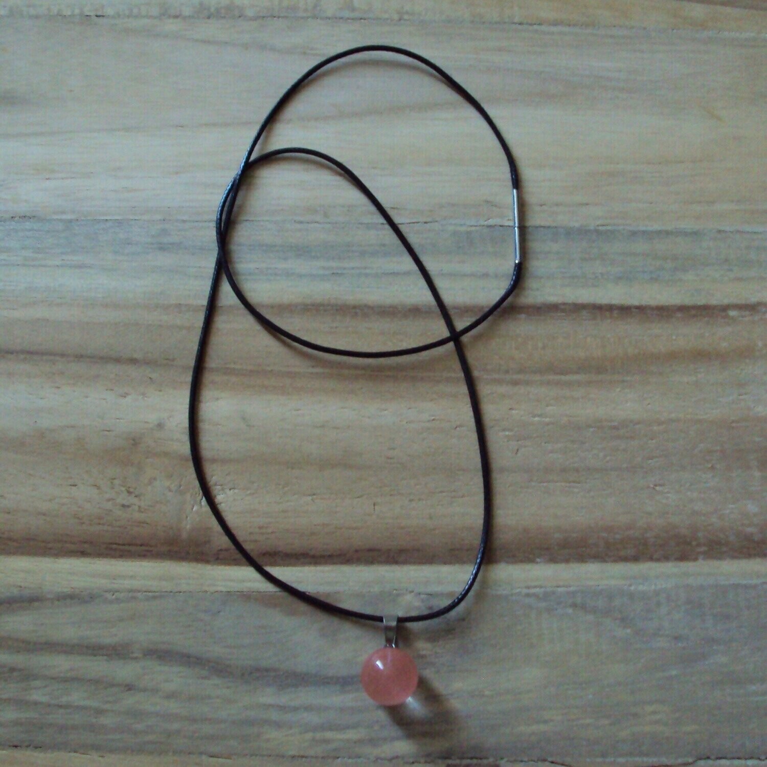 Pendentif handmade, perle en pierre fine naturelle quartz fraise, 1,4 cm, et chaîne coton ciré 60 cm, neuf