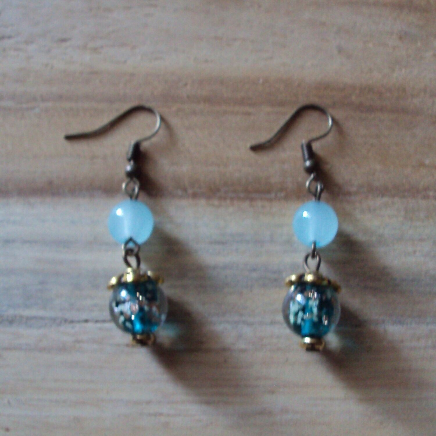 Boucles d'oreilles avec pierre aigue marine et perle fantaisie