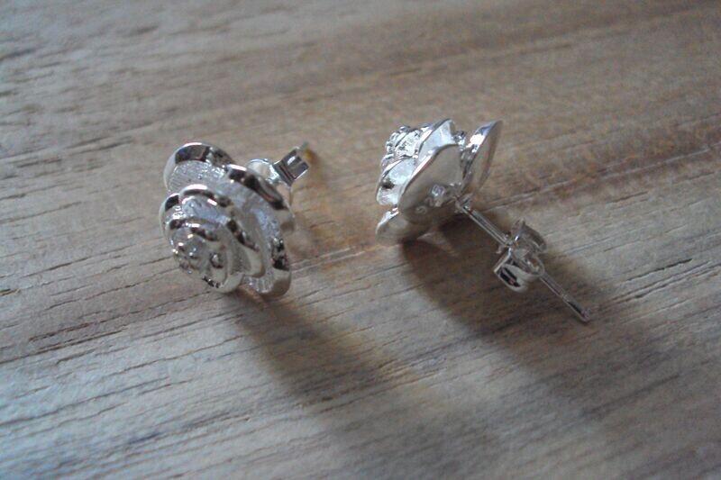 Boucles d'oreilles motif fleur , en laiton argent finition argent sterling 925 rhodié, neuves  - ? 
 livraison gratuite -
