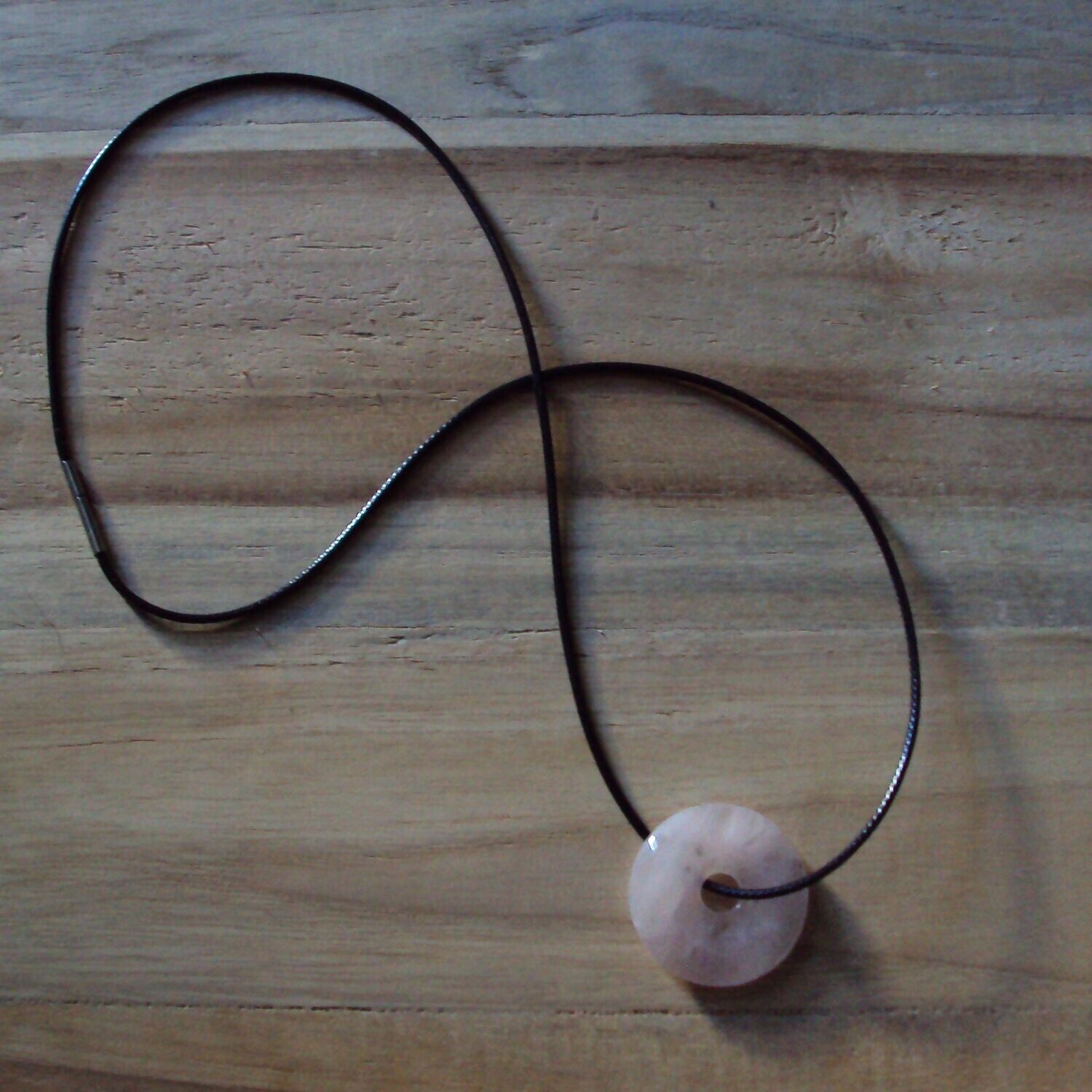 Pendentif handmade, donut en pierre fine naturelle quartz rose, 3 cm, et chaîne coton ciré 60 cm, neuf