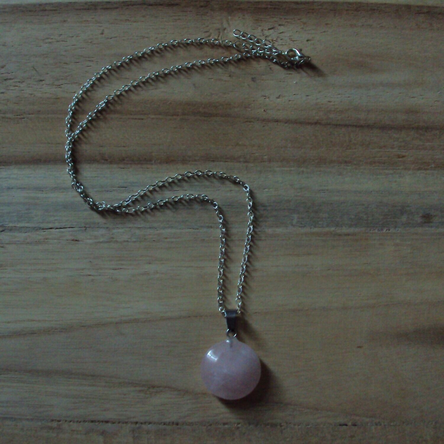 Pendentif handmade, médaillon en pierre fine naturelle quartz rose, 1,8 cm, et chaîne maille jaseron 60 cm, neuf