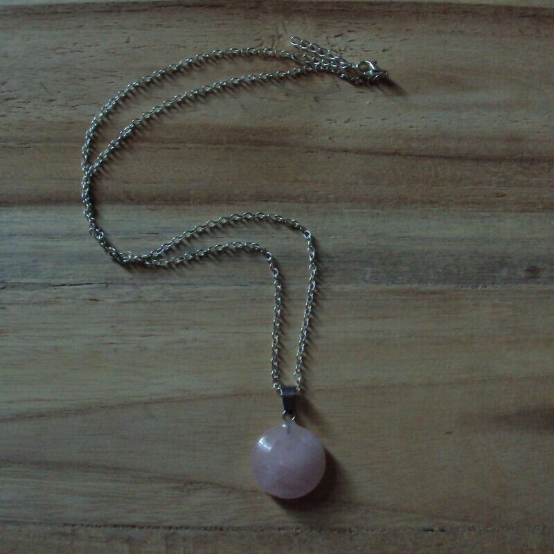 Pendentif handmade, médaillon en pierre fine naturelle quartz rose, 1,8 cm, et chaîne maille jaseron 60 cm, neuf