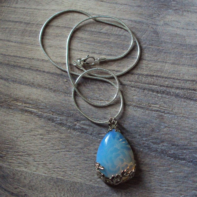 Pendentif motif goutte, handmade, en pierre fine naturelle  opale, et chaîne argent 50 cm, neuf