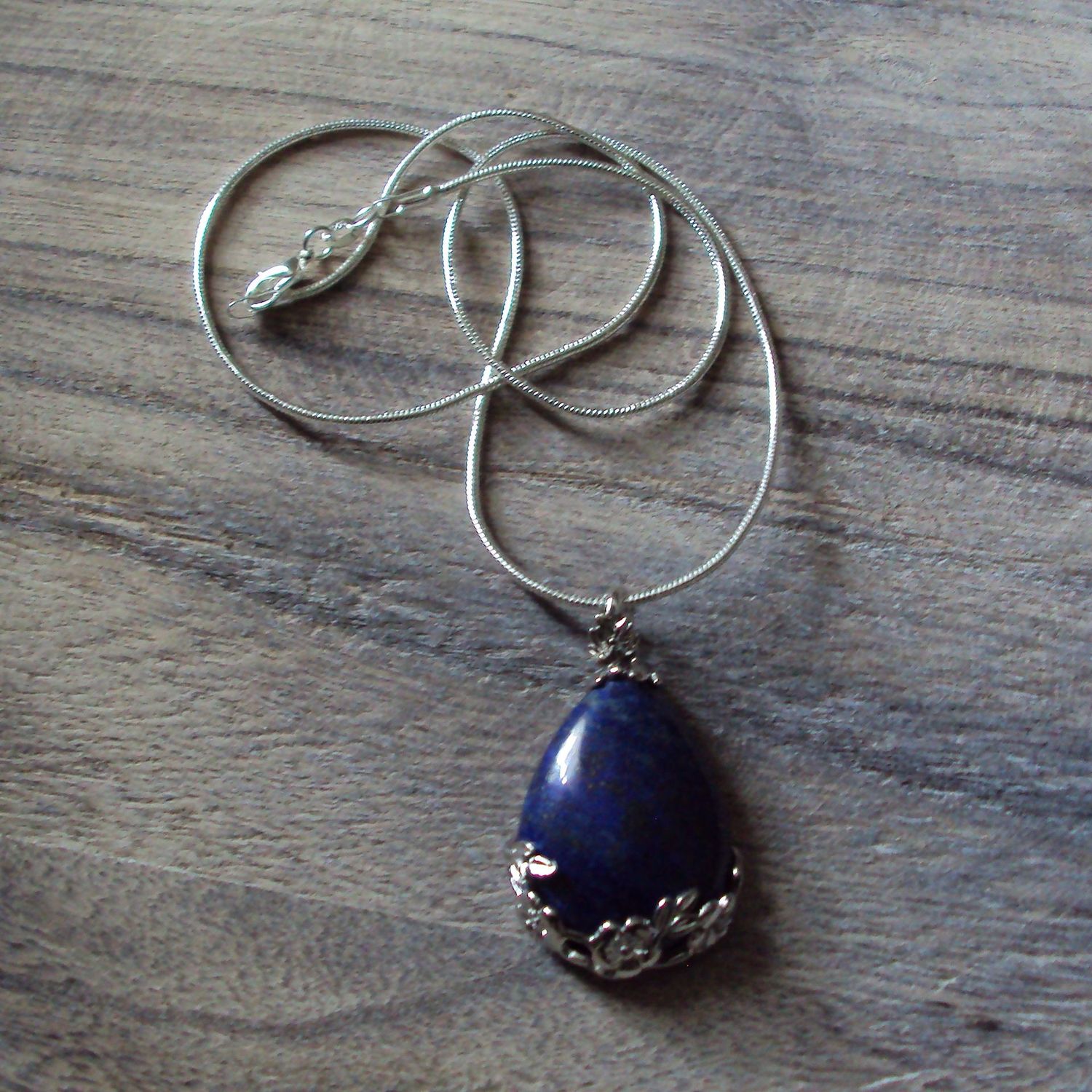 Pendentif motif goutte, handmade, en pierre fine naturelle  lapis lazuli, et chaîne argent 50 cm, neuf