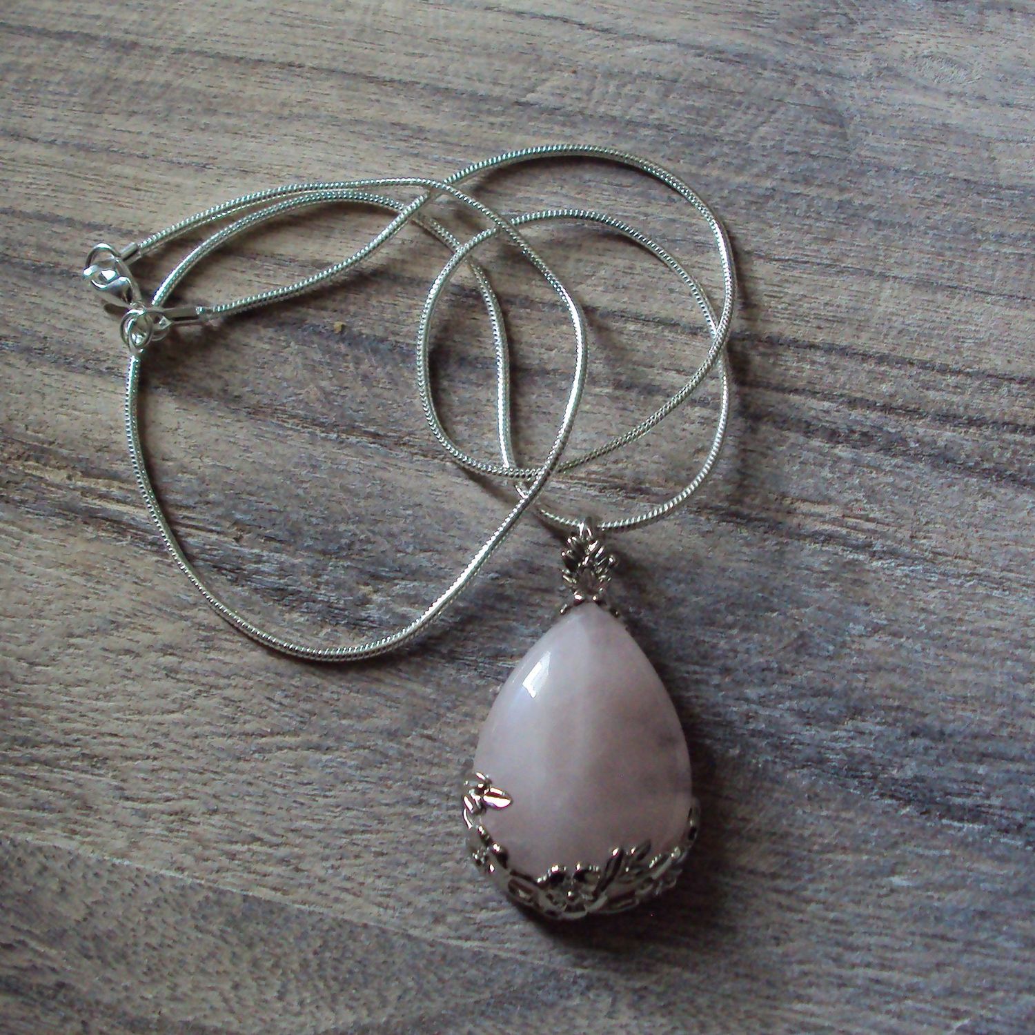 Pendentif motif goutte, handmade, en pierre fine naturelle  quartz rose, et chaîne argent 50 cm, neuf
