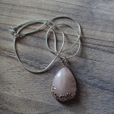 Pendentif motif goutte, handmade, en pierre fine naturelle  quartz rose, et chaîne argent 50 cm, neuf