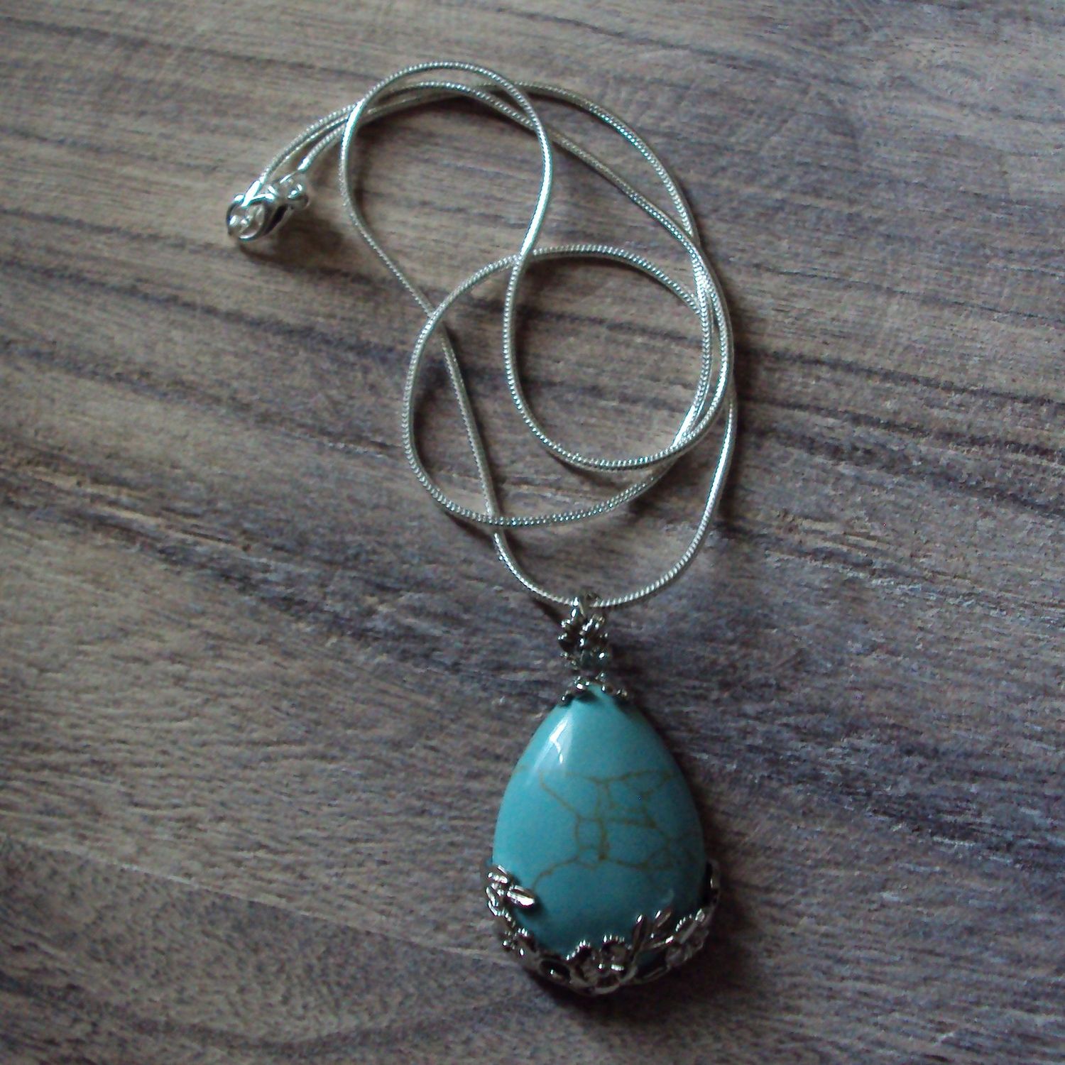 Pendentif motif goutte, handmade, en pierre fine naturelle  turquoise, et chaîne argent 50 cm, neuf