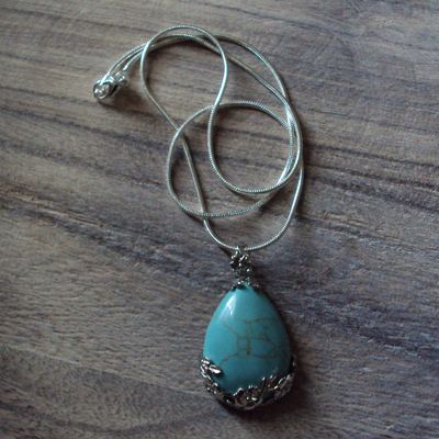 Pendentif motif goutte, handmade, en pierre fine naturelle  turquoise, et chaîne argent 50 cm, neuf