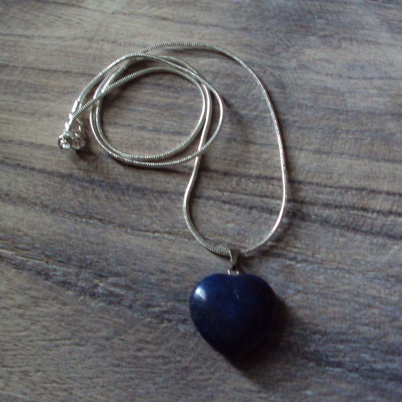 Pendentif motif coeur, handmade, en pierre fine naturelle lapis lazuli, et chaîne argent 50 cm, neuf