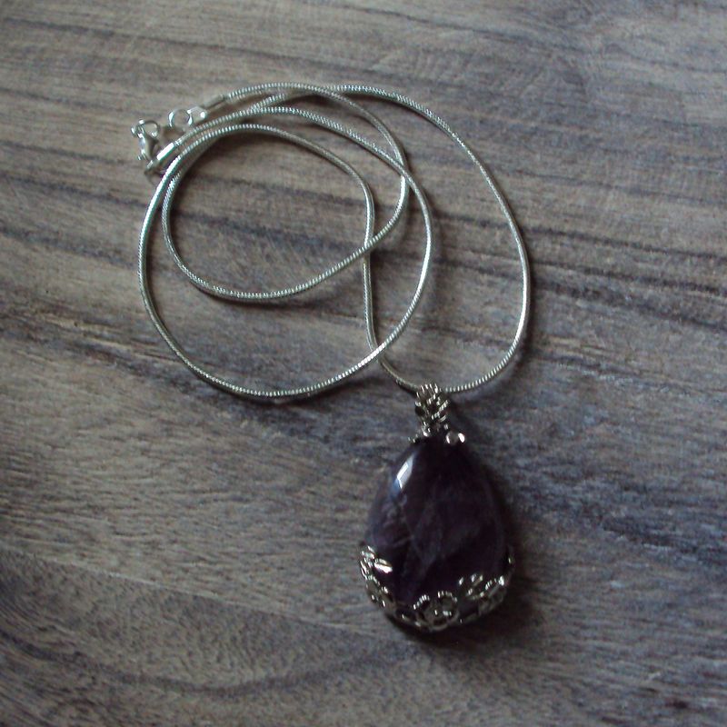 Pendentif motif goutte, handmade, en pierre fine naturelle  améthyste, et chaîne argent 50 cm, neuf