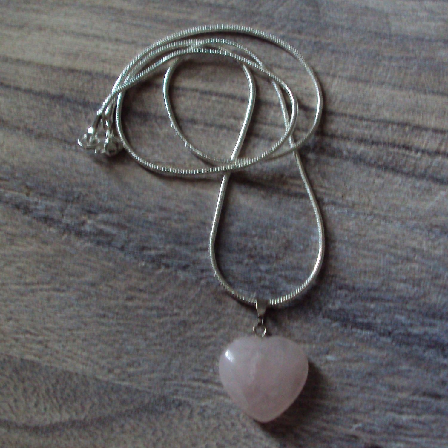 Pendentif motif coeur, handmade, en pierre fine naturelle lapis lazuli, et chaîne argent 50 cm, neuf