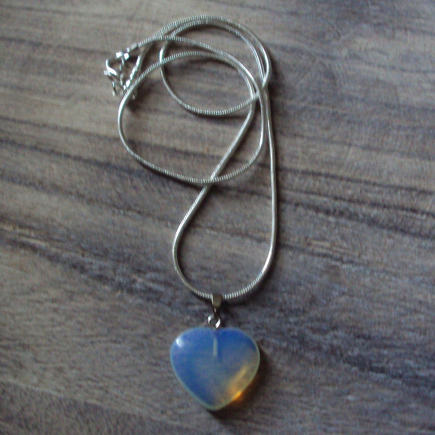 Pendentif motif coeur, handmade, en pierre fine naturelle lapis lazuli, et chaîne argent 50 cm, neuf