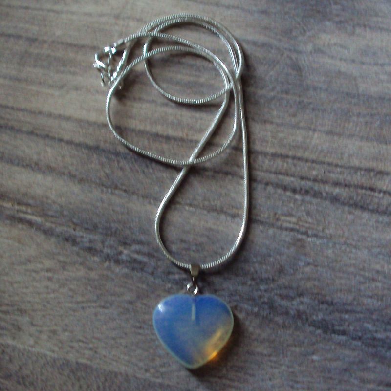 Pendentif motif coeur, handmade, en pierre fine naturelle lapis lazuli, et chaîne argent 50 cm, neuf