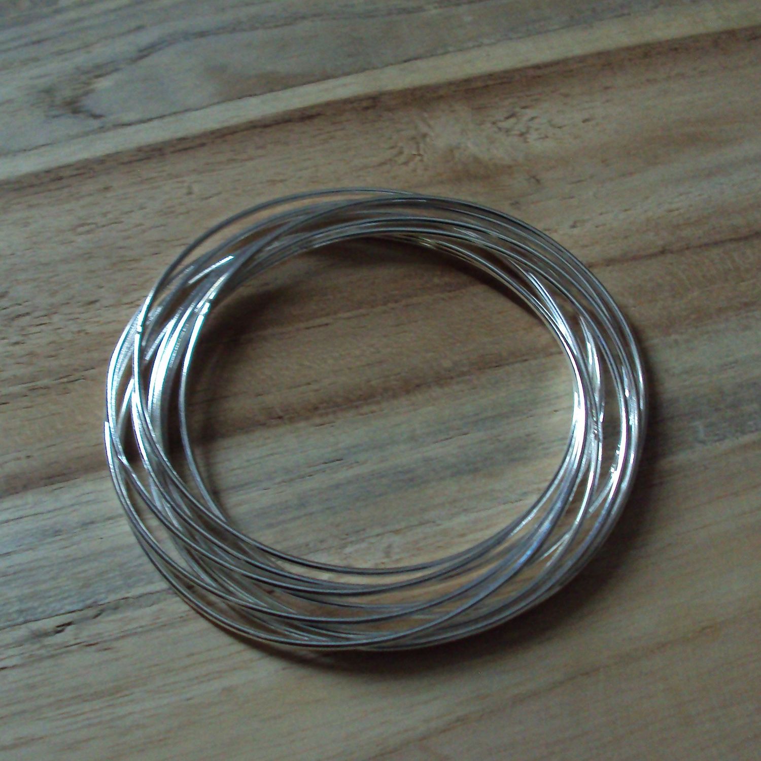 Bracelet  modèle anneau  multi-rangs (5), en plaqué argent sterling 925 rhodié,  diamètre : 7,2 cm, neuf