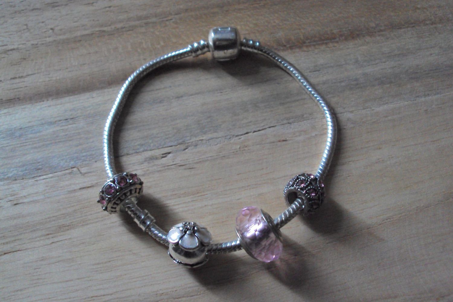 Bracelet modèle mailles serpent fines, avec charms-breloques  stylisés, finition argent sterling 925 rhodié, neuf